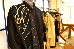 http://www.j-field.info/gallary/assets_c/2012/08/古布の洋服-thumb-300x200-1386.jpg